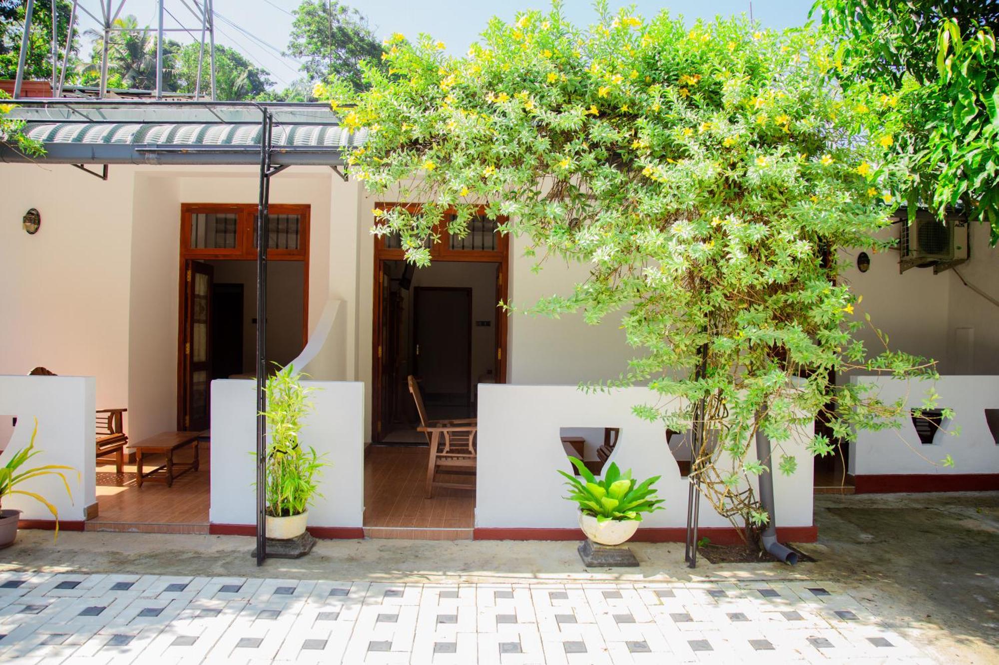 מיריסה Hispaniola Inn מראה חיצוני תמונה