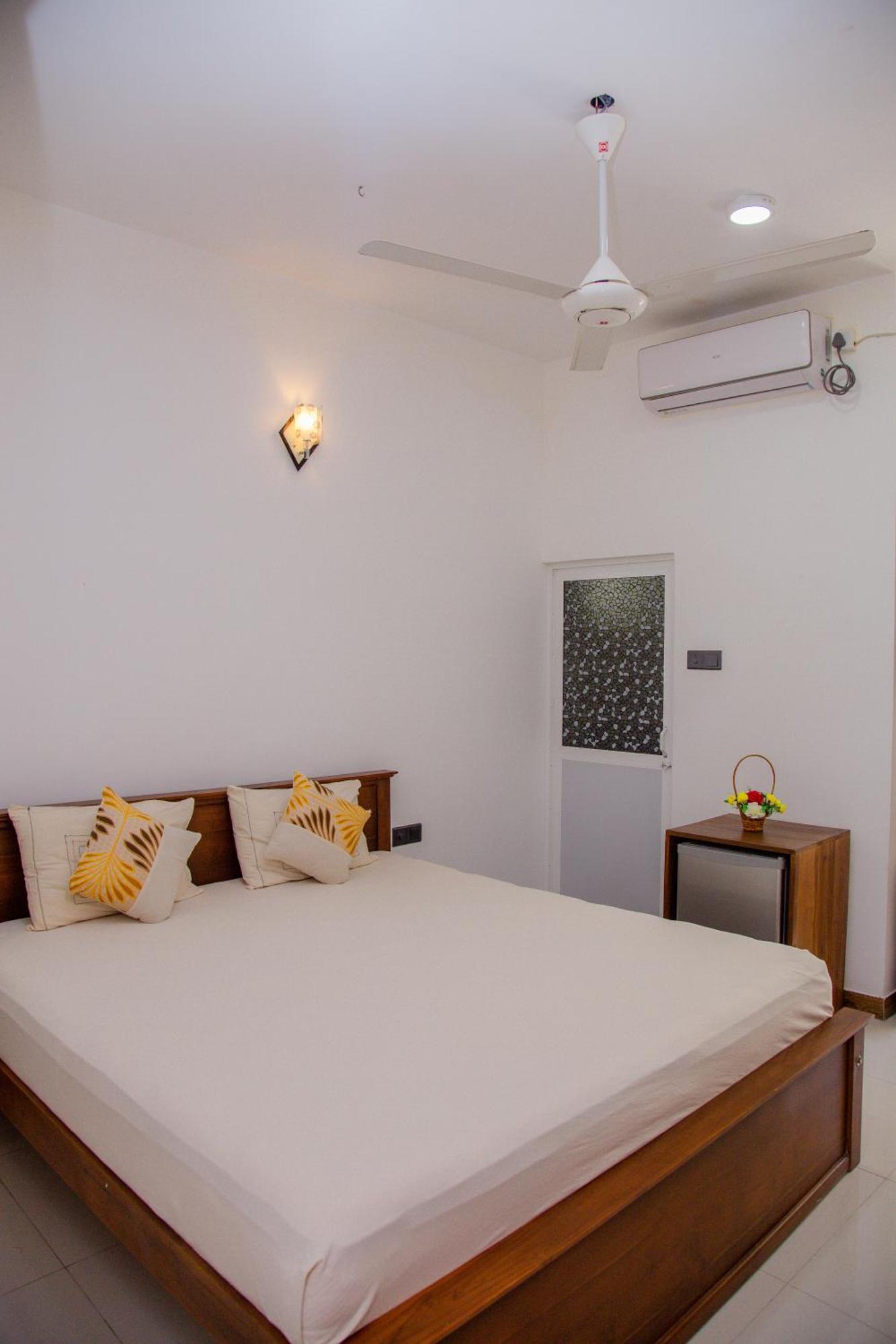 מיריסה Hispaniola Inn מראה חיצוני תמונה