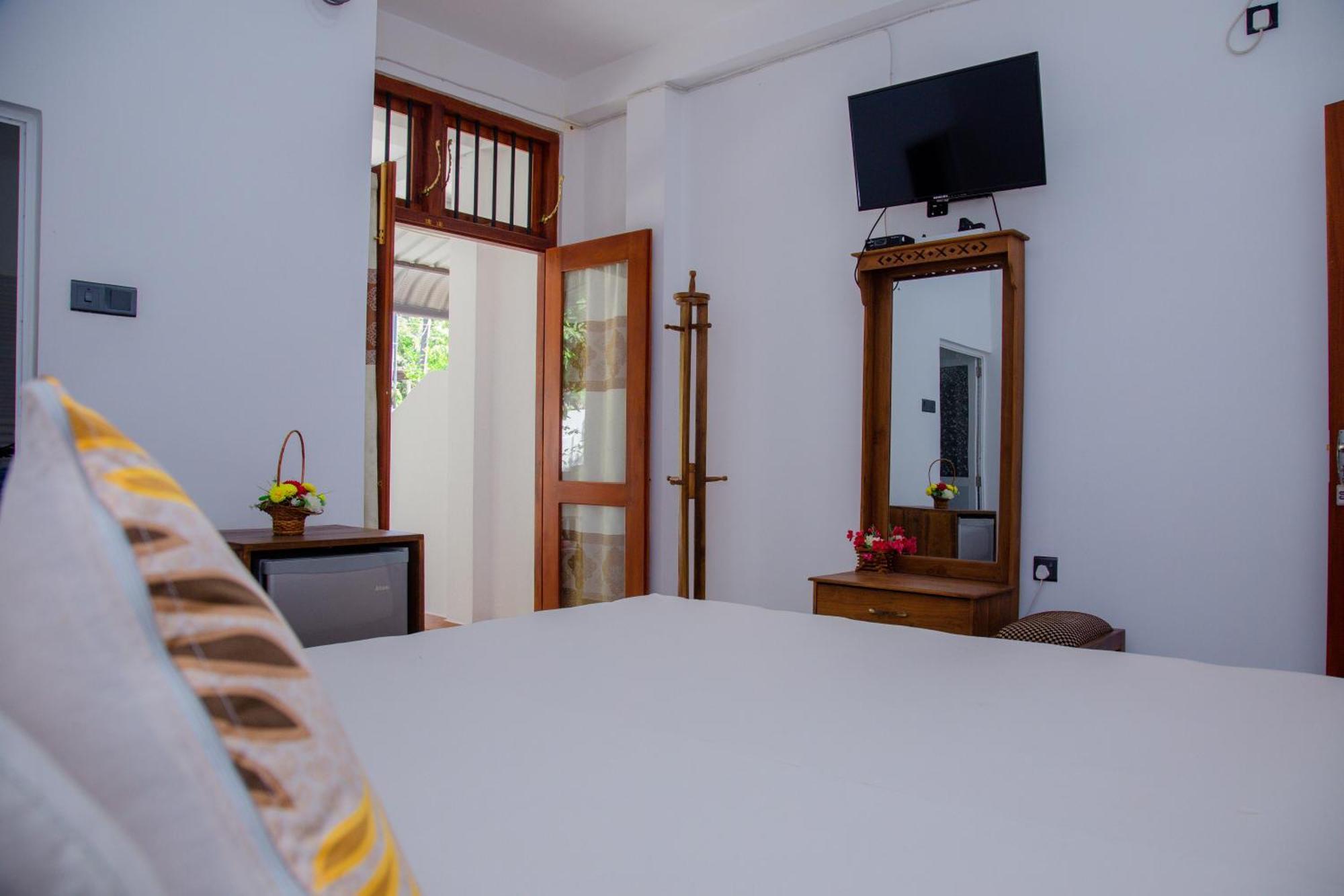 מיריסה Hispaniola Inn מראה חיצוני תמונה
