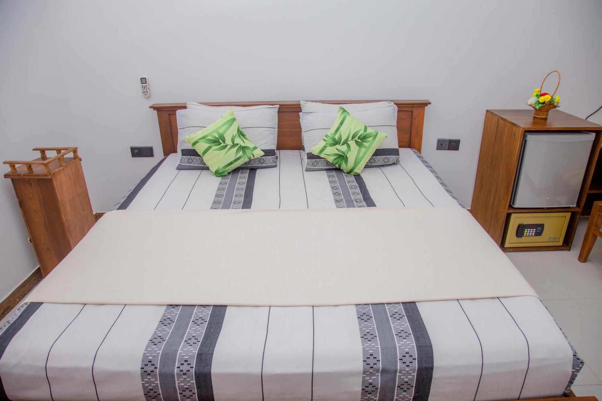 מיריסה Hispaniola Inn מראה חיצוני תמונה
